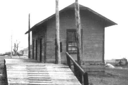 Sag-Harbor-Freight-House_c.1930_closeup_Huneke.jpg (40979 bytes)